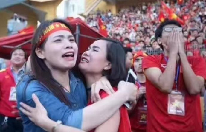 中国男足1-3越南美女球迷,国足1比3越南现场越南女球迷