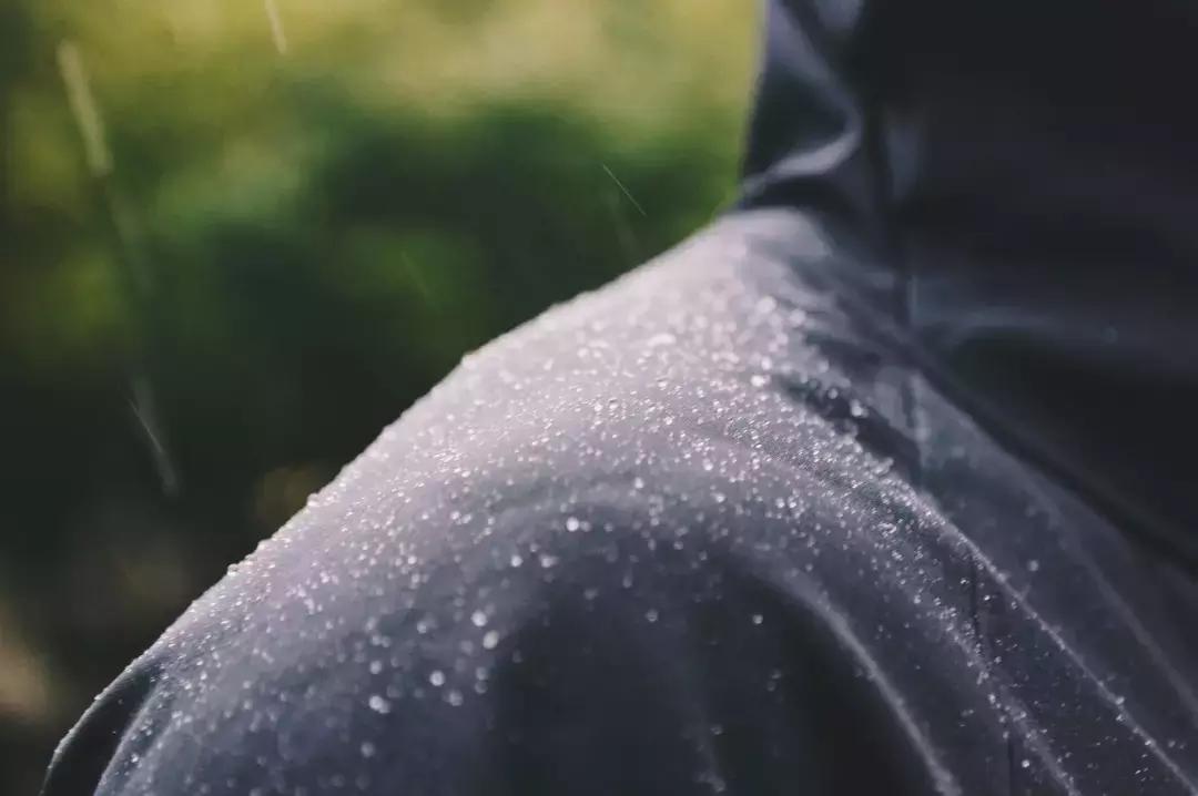 我们穿着Nike这套超保暖运动服,下雪天出门跑了三圈