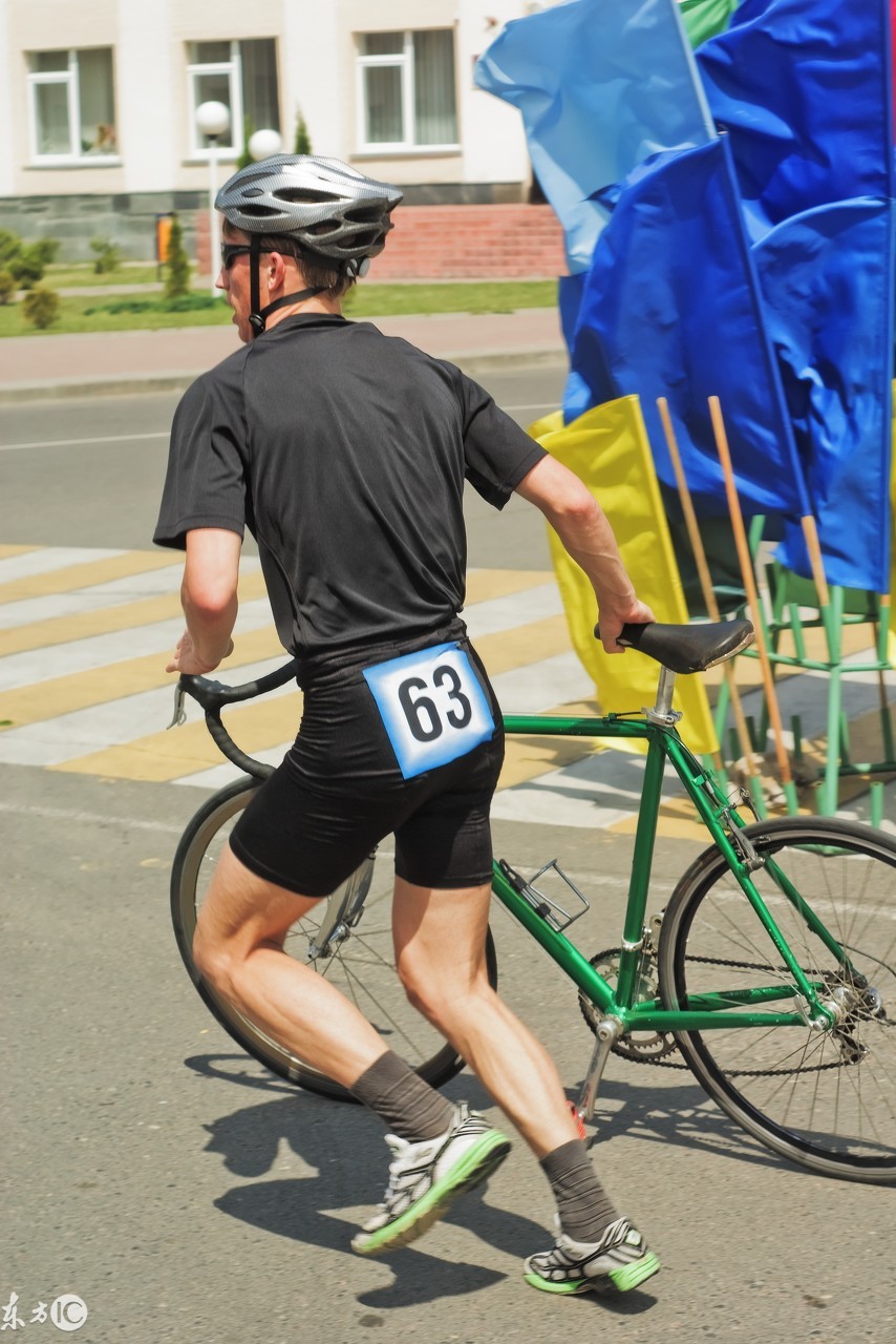 比赛中胸前佩戴的编号,参赛运动员