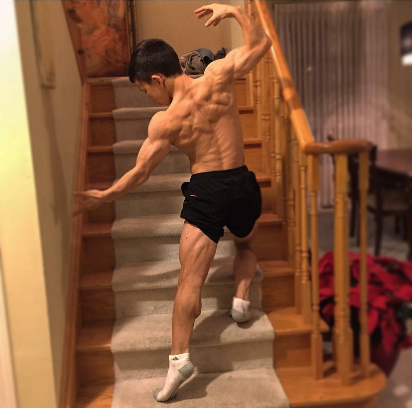 15岁肌肉少年练出健壮肌肉,15岁肌肉少年秀青筋肌肉