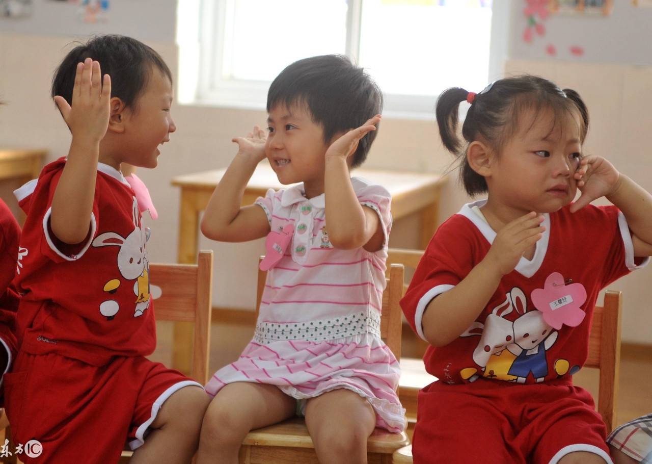 一个小孩子把牙齿吞了,7岁小孩把牙齿吞到肚子里怎么办