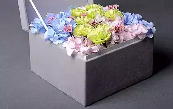 怎么送鲜花较为浪漫一点,送人玫瑰手有余香的前两句是什么