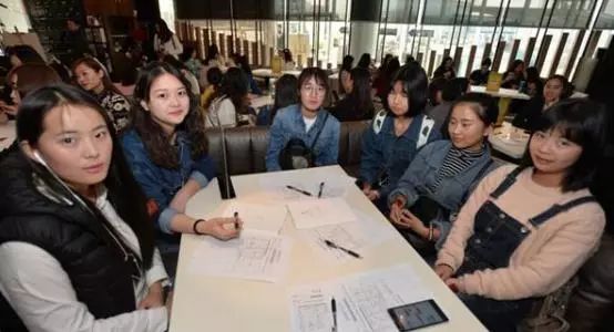 女孩是做教师好还是做公务员好,女生是做文职好还是做技术工好