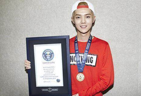 鹿晗足球高光合集,鹿晗被演员耽误的歌手