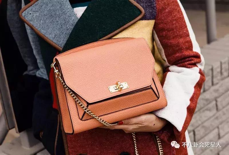 粉丝的钱有多好赚?唐嫣设计的淘宝风包包,售价超万元官方涨价卖