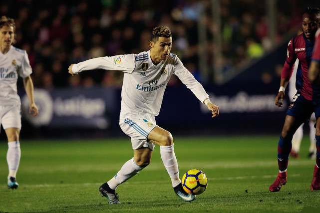 C罗又哑火了！狂射7脚零收获罕见被换下闭嘴手势回应镜头