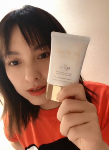 最近吴昕晒出一款的化妆水,吴昕参加活动用的什么护肤品