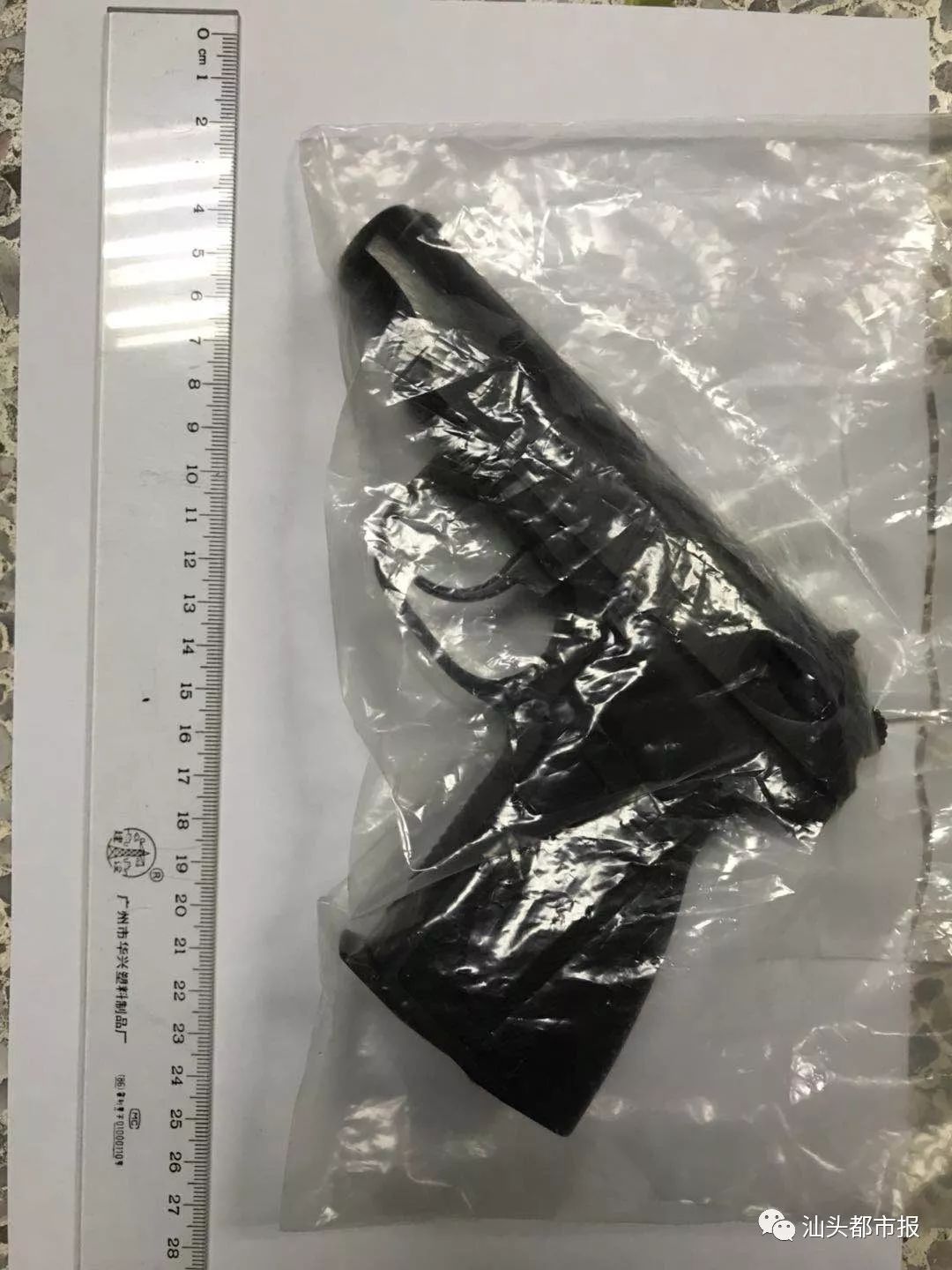 怒！藏身闹市公寓制贩“咳嗽水”130公斤，这群毒贩被抓时正在分装*品毒**