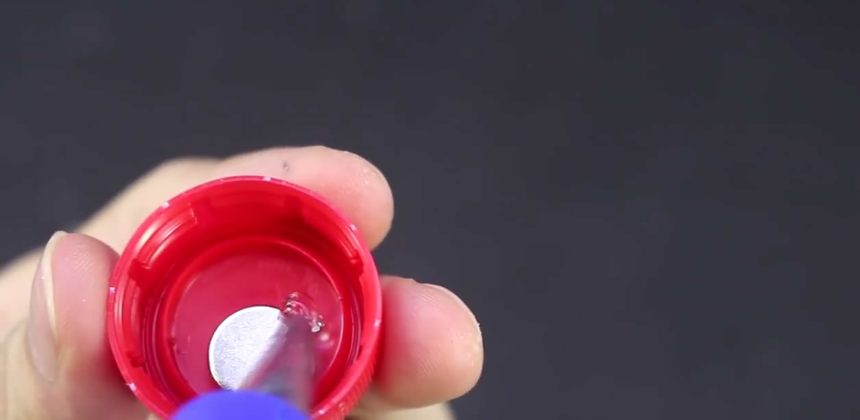 用瓶盖做足球小游戏,如何用瓶子做足球