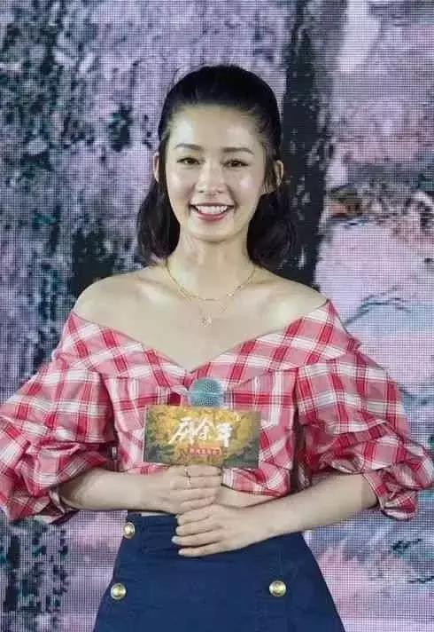 李沁活动把自己P白了N个度，这种肤色不均是不是没救了？