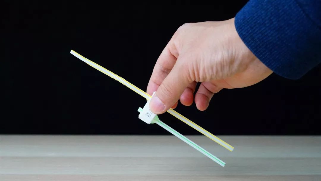 用吸管和矿泉水瓶做的实验喷泉,水从低处往高处流装置