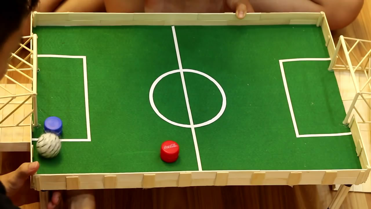 用瓶盖做足球小游戏,如何用瓶子做足球