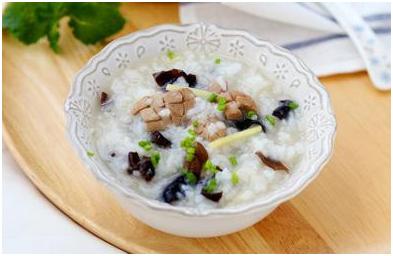 冬季上火嗓子干喝什么好,口苦口干喉咙痛哪里上火了食疗