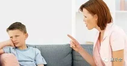 孩子从3楼跳下妈妈没拉住,孩子从楼上摔下妈妈不敢抱