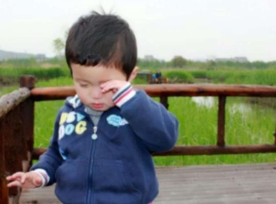 2岁宝宝眼中取出虫子，竟是因为生活中的一个坏习惯