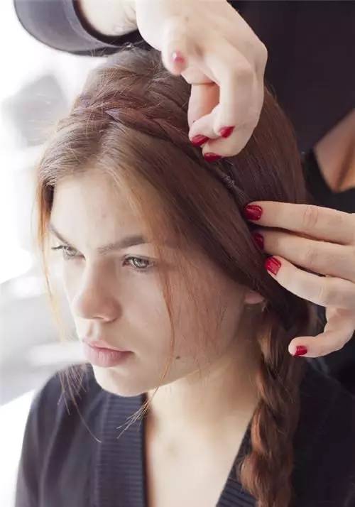 编发三股辫慢动作,编发最简单的三股