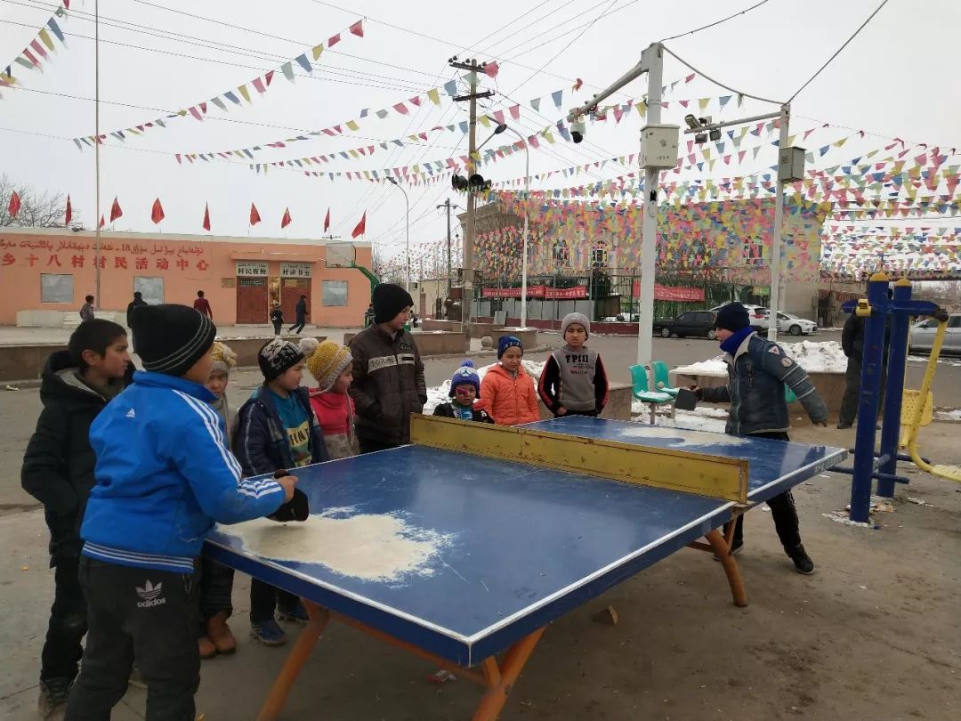 假期生活|一张张乒乓球桌勾勒出孩子们假期生活的多彩风景