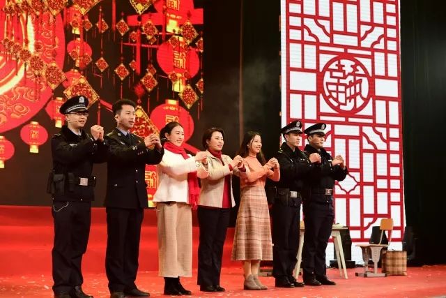 警察节目感动全场观众落泪,慰问演出感动