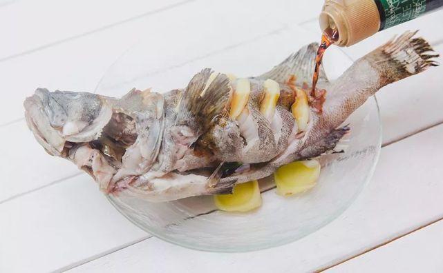 家宴上简单美味的清蒸石斑鱼,年年有余清蒸石斑鱼年夜饭