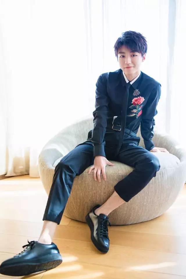 王俊凯带的项链有没有星星形状的,王俊凯戴的铂金项链