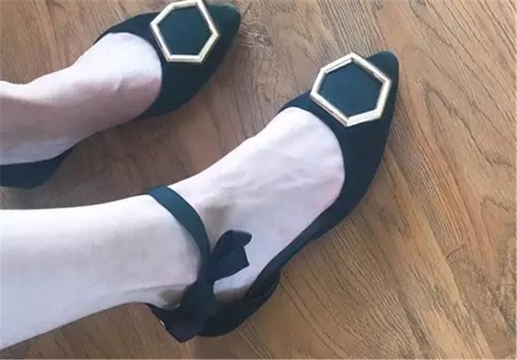 鞋子总是掉袜子是怎么回事,鞋子容易掉跟怎么加绑带