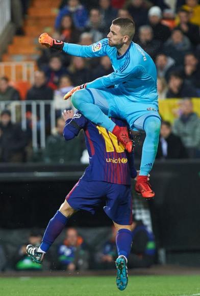 梅西遭对手凶狠脚铲脚踝出血,梅西惊险时刻