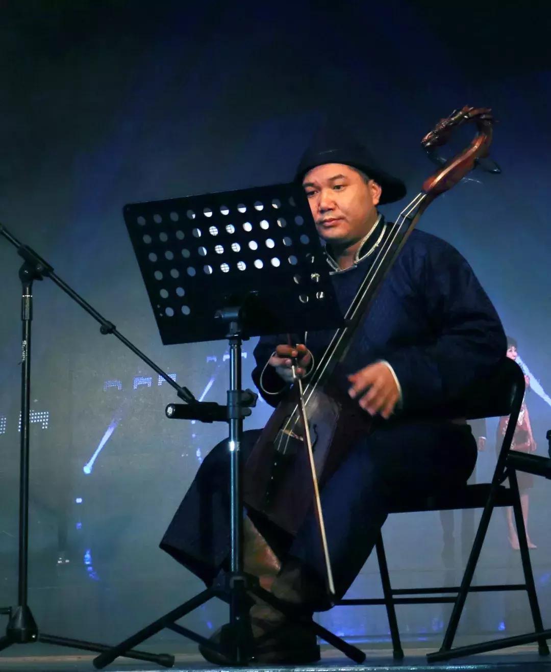 分享｜何家弘是谁？他在中国人民大学如论讲堂开了一场演唱会，座无虚席