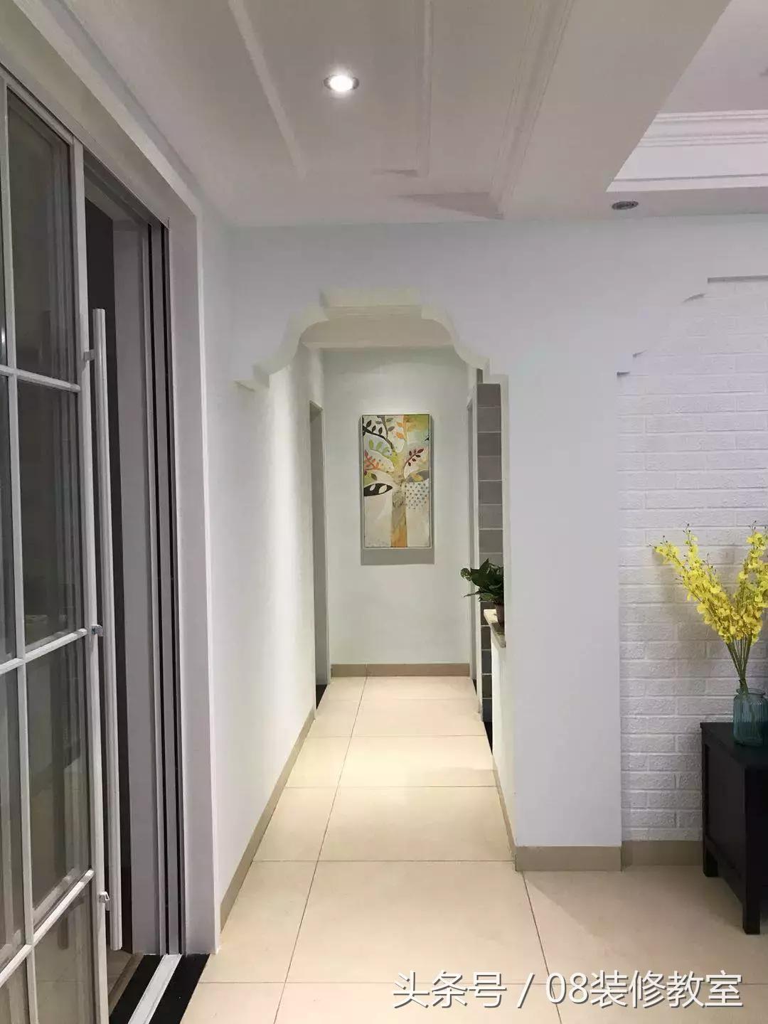 一直在纠结沙发背景墙要不要挂画,今年最流行挂画怎么选