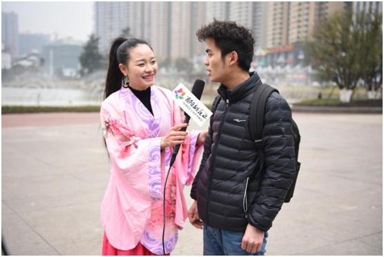 “酉阳桃女郎”贵阳街头派送万元回家路费