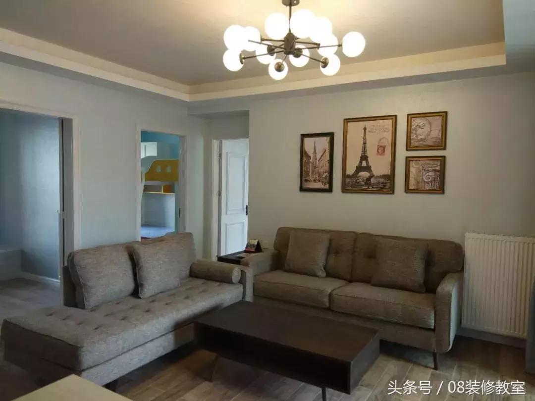 一直在纠结沙发背景墙要不要挂画,今年最流行挂画怎么选