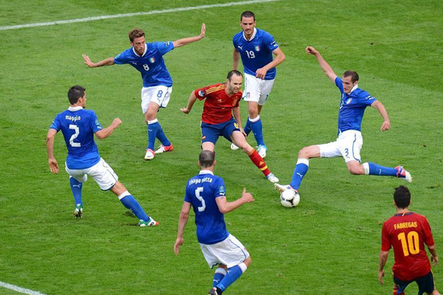 伊涅斯塔在巴萨阵容图,巴萨小白伊涅斯塔是顶级中场吗