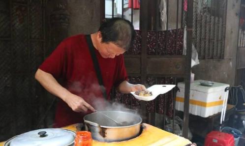 一碗牛杂能在夜市立足几十年,牛杂记忆深处的味道