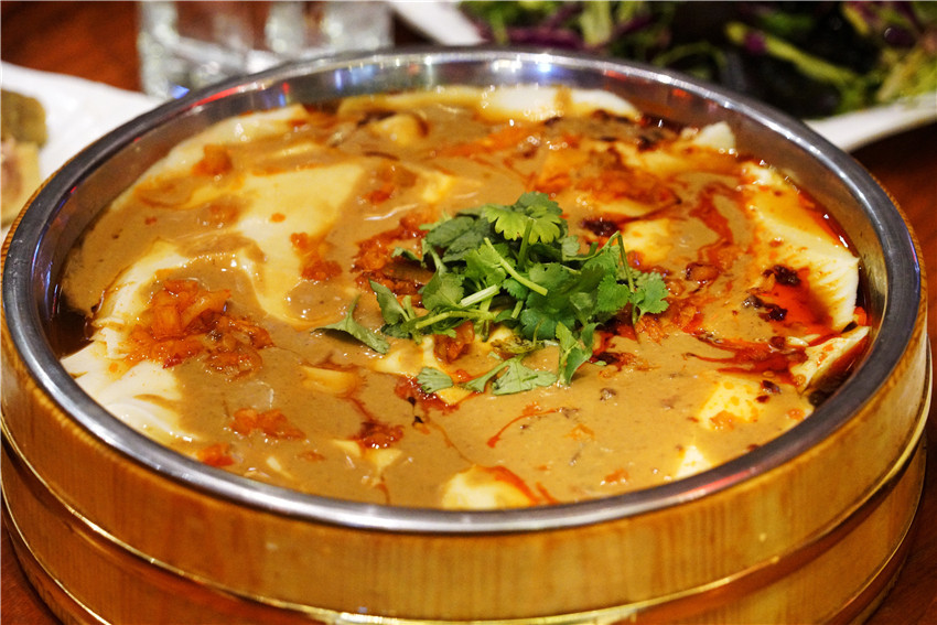 开封特色小吃桶子鸡,开封著名的小吃一条街在哪里