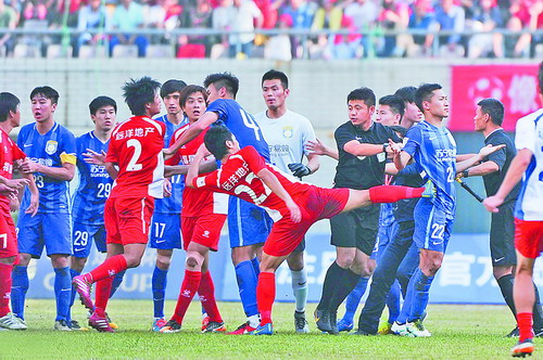 五名打人球员被开除足协与警方展开调查