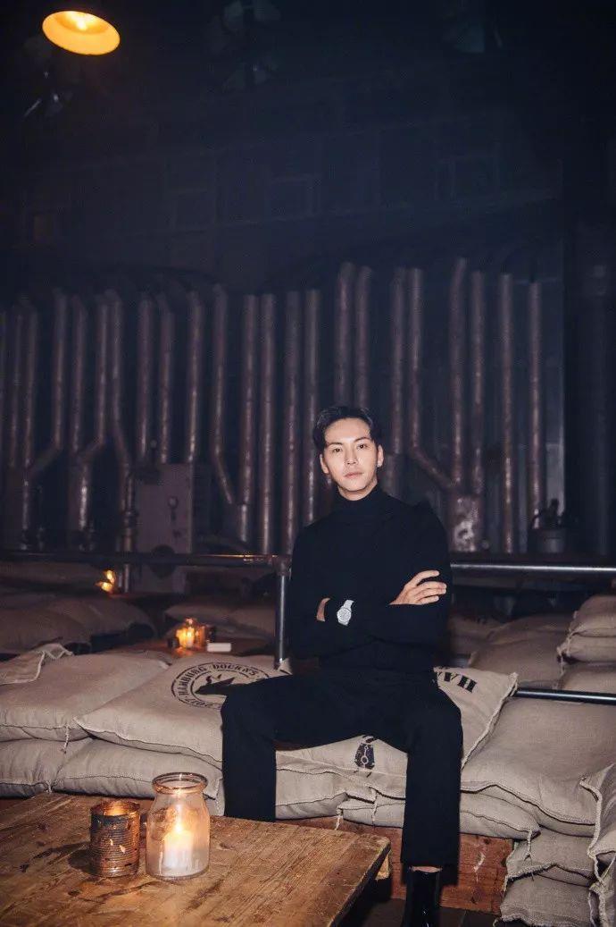 蕾哈娜、陈伟霆带红几百元球鞋，你会不会买账？