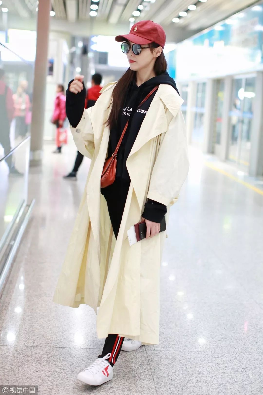 迪丽热巴宋茜西装look,热巴穿搭日常黑色棒球帽