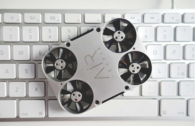 藏在手机壳里放口袋就能带走，这么小的黑科技无人机还是第一次见