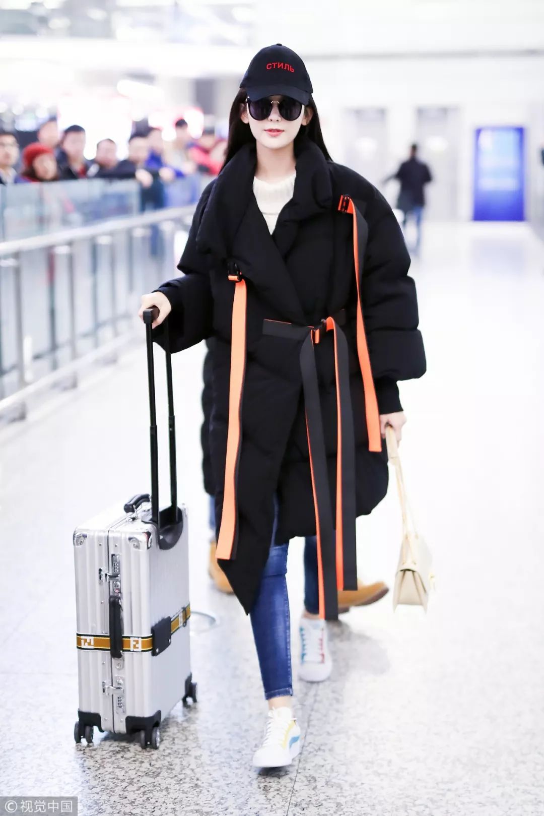 迪丽热巴宋茜西装look,热巴穿搭日常黑色棒球帽