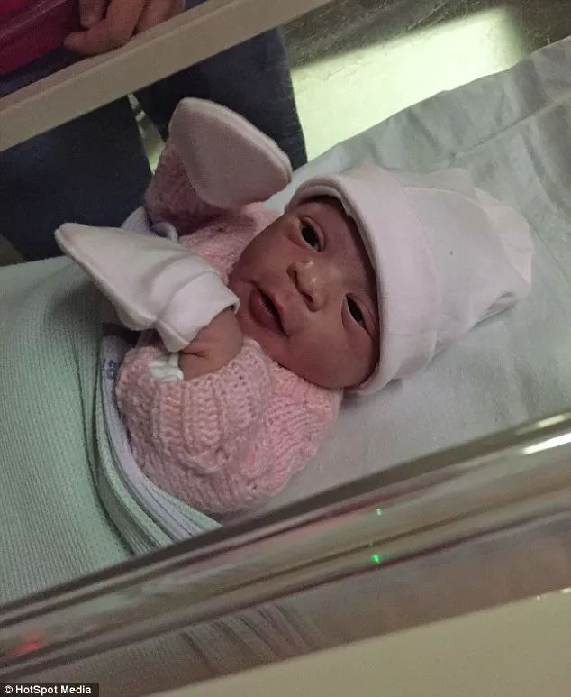 这个妹子的孕期有点怪!大姨妈正常光临,体型也没变丨周末趣读