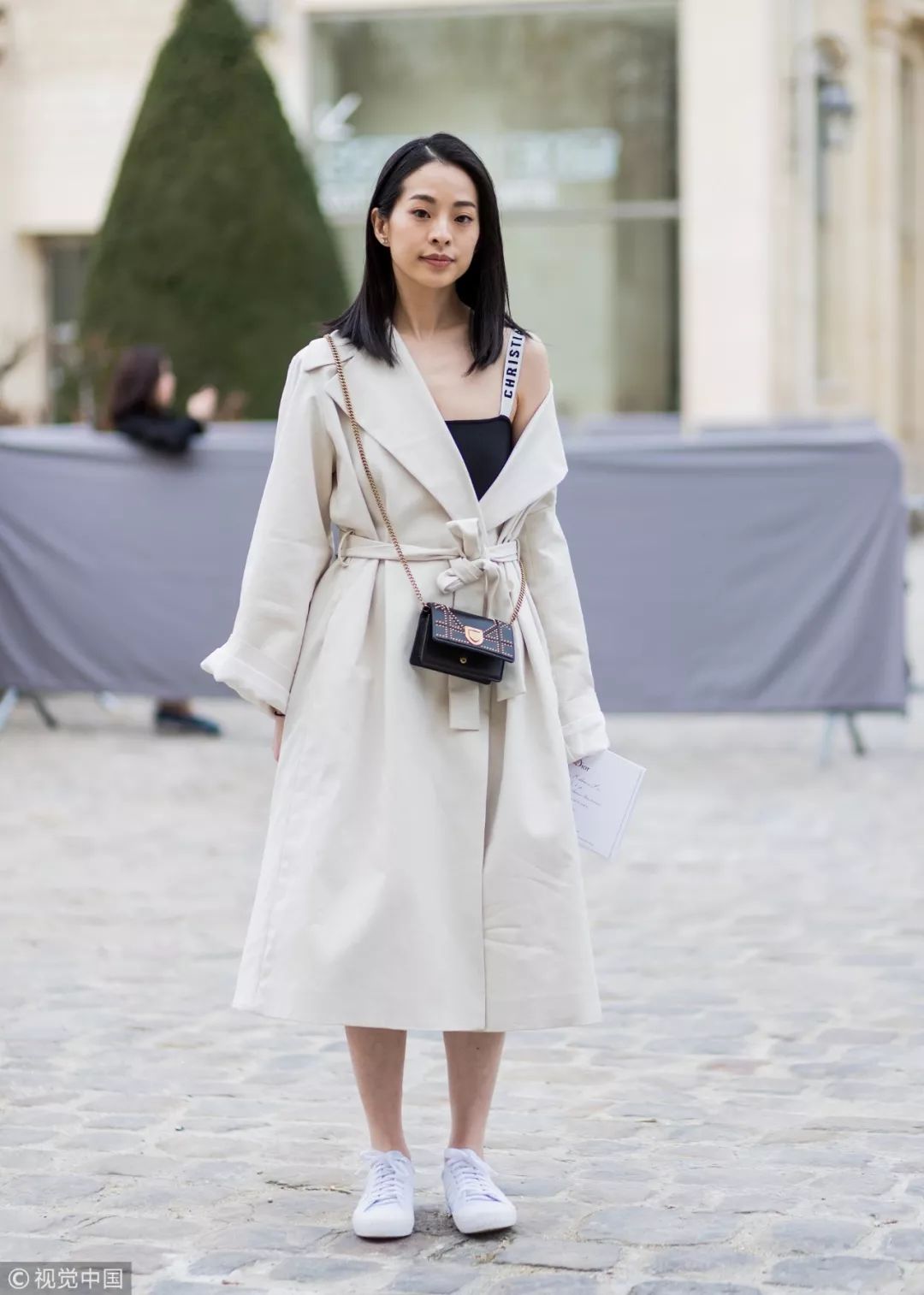 把自己变成“200斤壮汉”的超大风衣,真的好看吗?