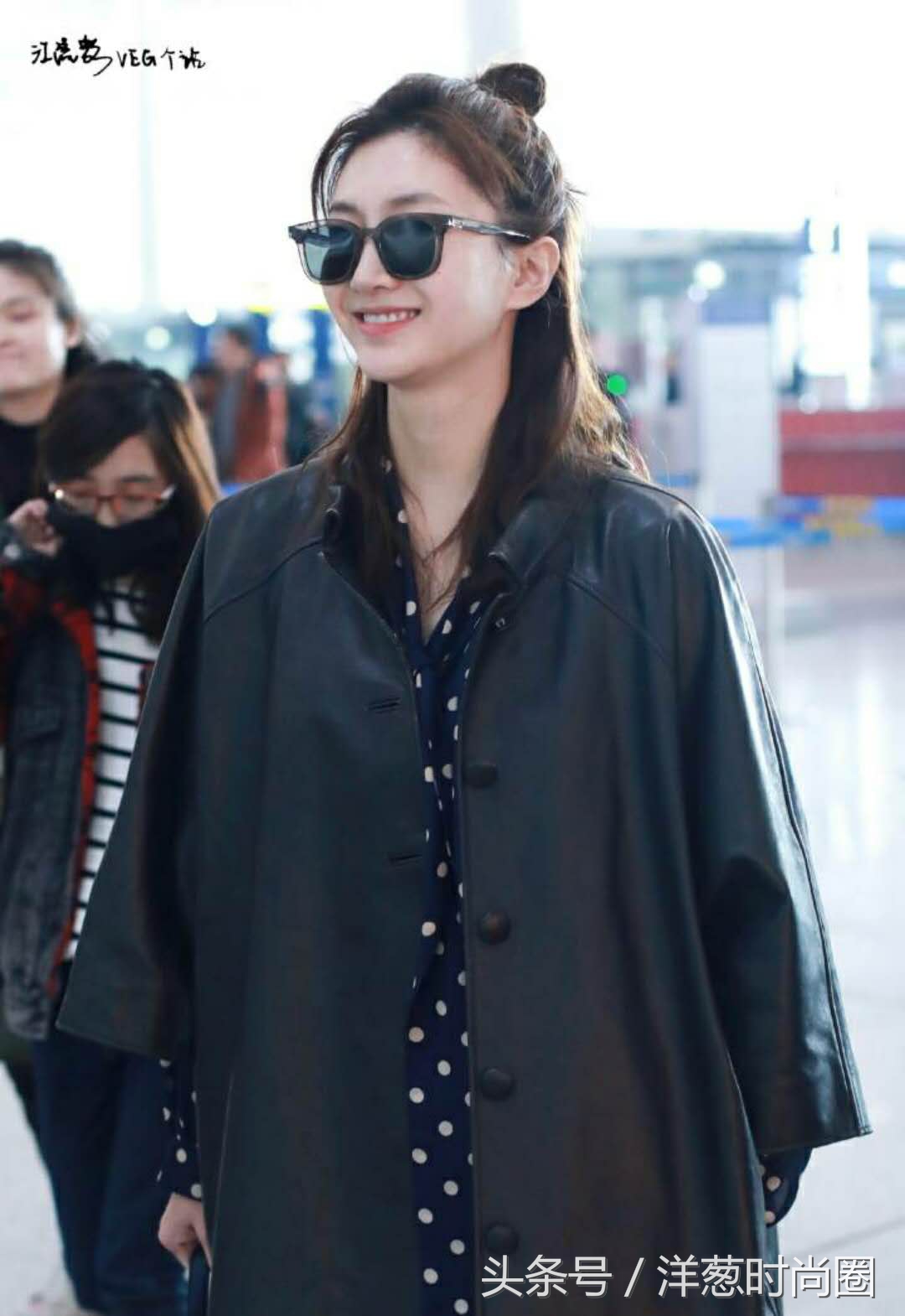 江疏影穿上小黑裙真的是气质十足,江疏影黑色皮衣