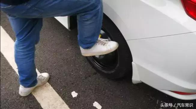 开车路上抛锚怎样换备胎,开车时轮胎爆胎如何自救