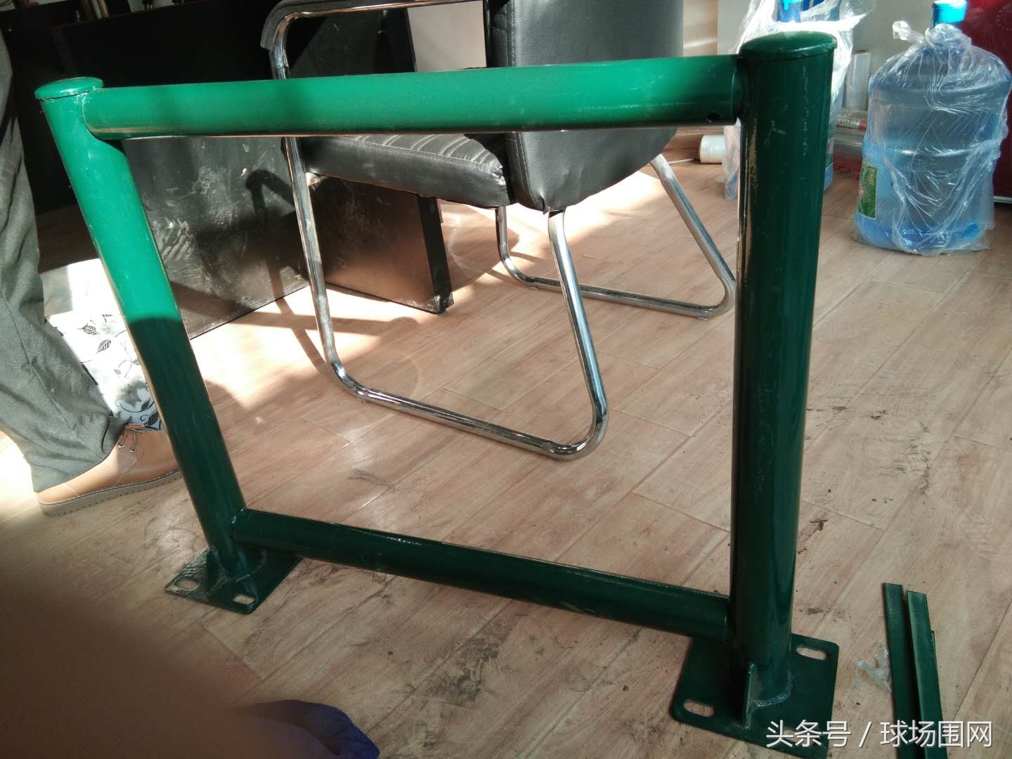 笼式足球场围网报价明细表,五人足球场顶部围网做法