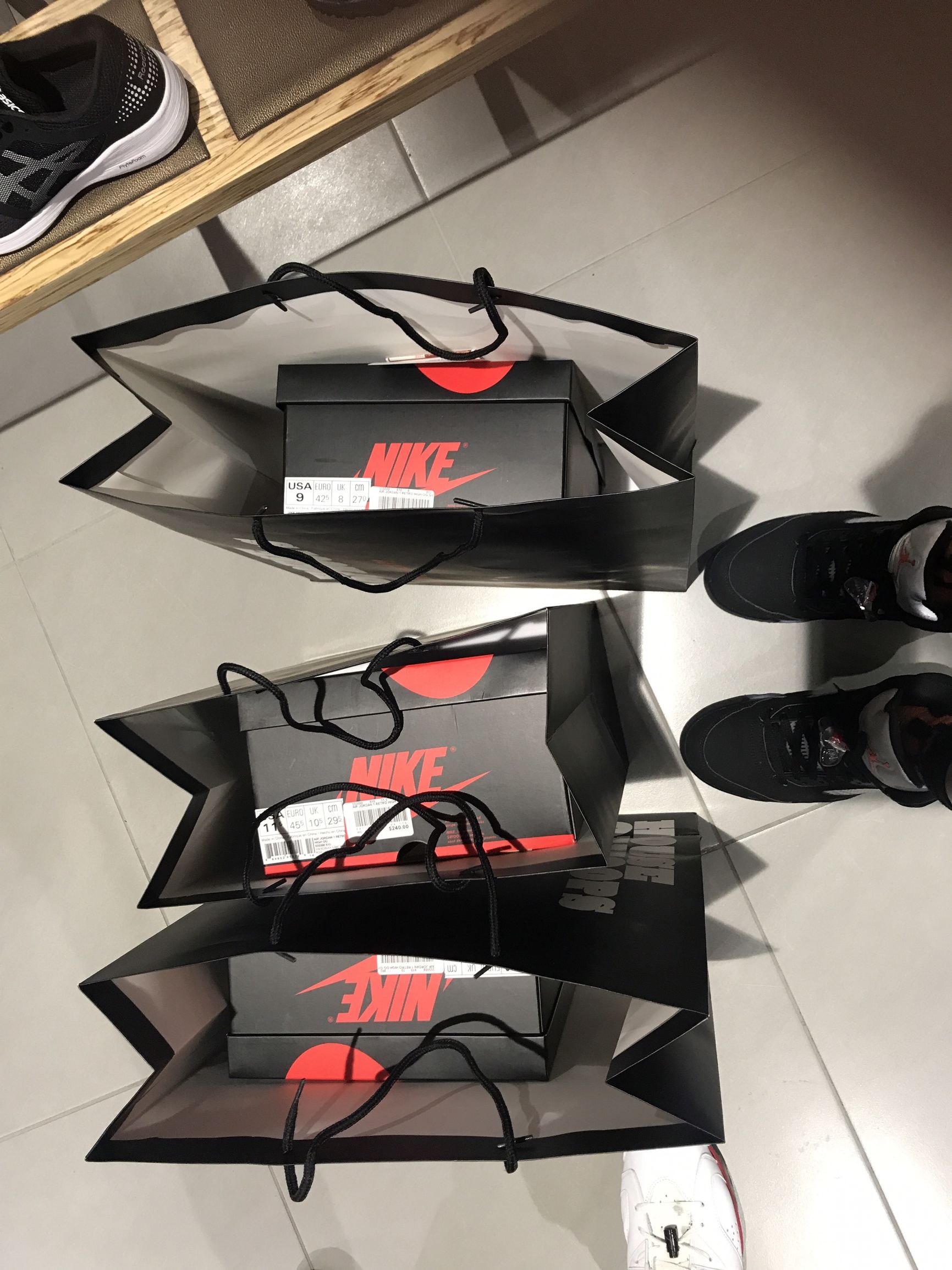 aj1mid红黑脚趾,aj1皮卡丘黑黄脚趾