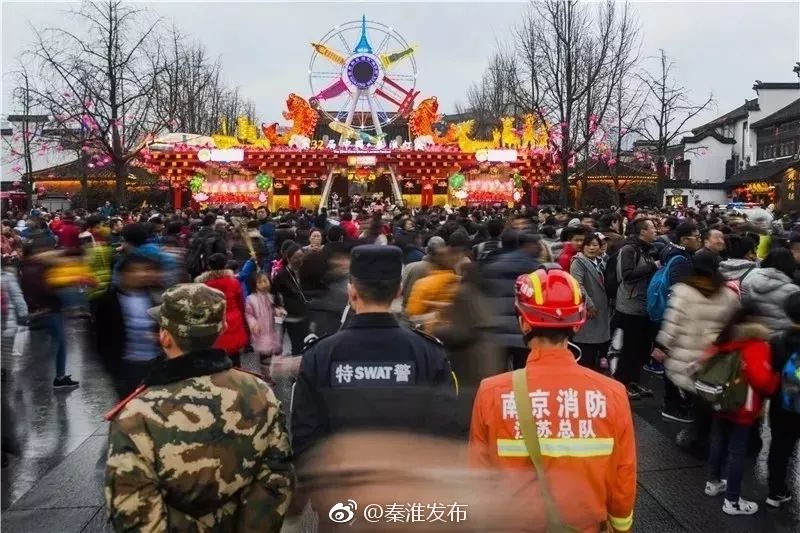 今夜的南*夫子京**庙,全是人人人人!有你吗?