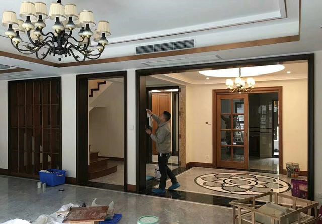 在房间装个滑梯吵到楼下邻居,老公在卧室做滑梯