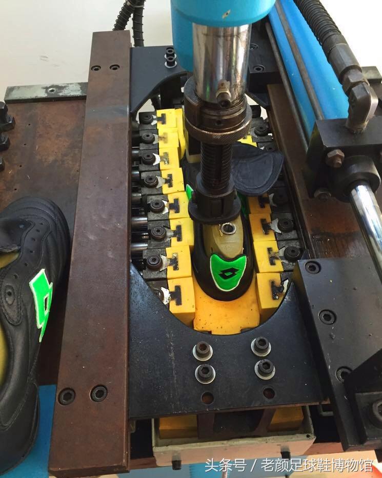 全是套路，塑料毛线组装在一起卖2000，解密足球鞋生产成本的秘密