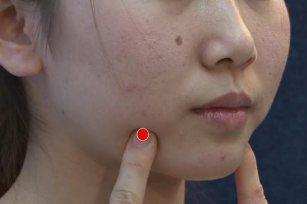 中医教你消除双下巴视频,教你一招告别双下巴