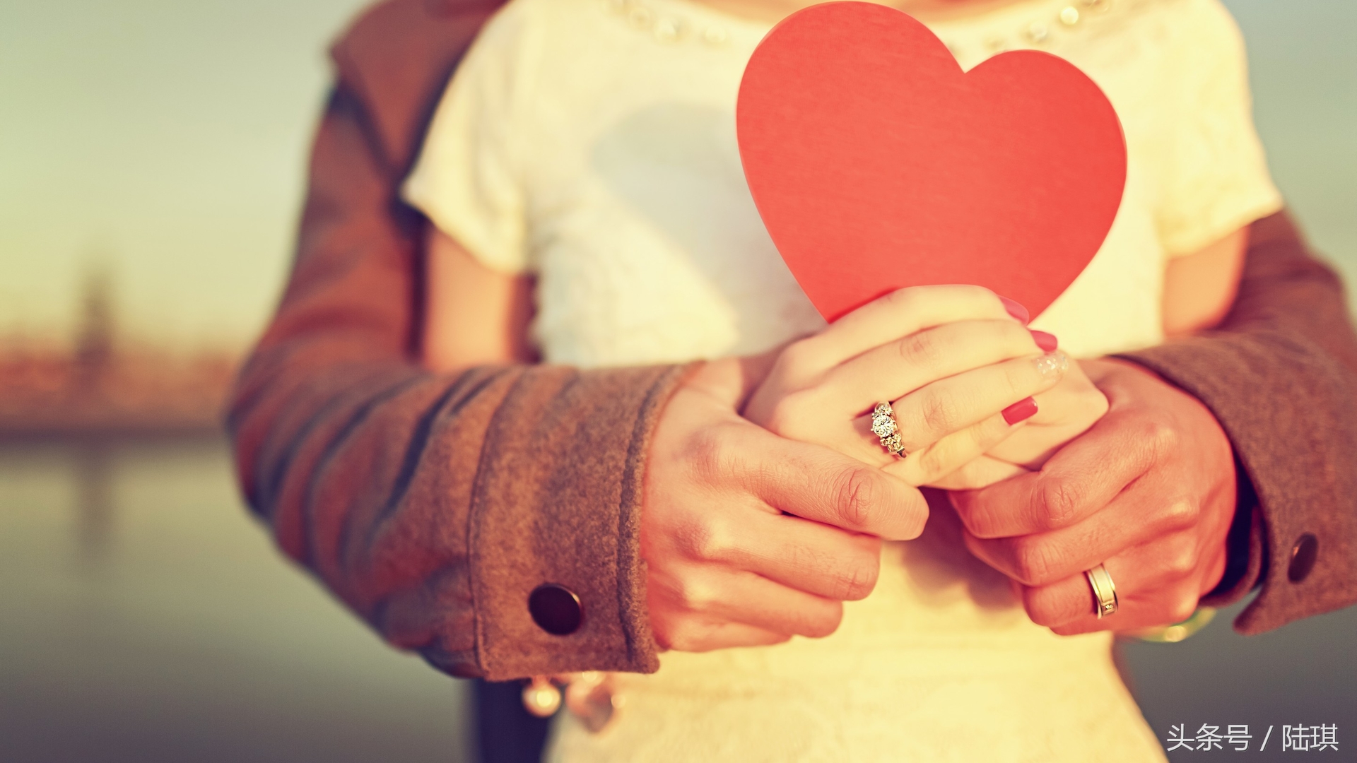 情人节男朋友送塑料花,情人节男朋友给我送的礼物