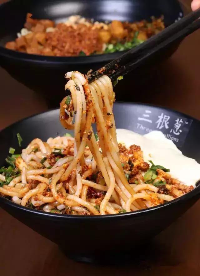 姑父的早餐店仅依赖这八款秘制米线配方，日接待量高达800人次